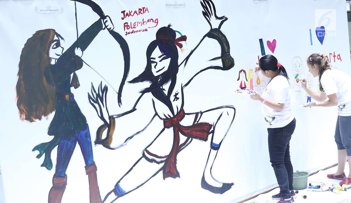 Penyandang disabilitas melukis mural di kanvas sepanjang 20 meter di Balai Kota DKI Jakarta, Kamis (11/10). Kegiatan tersebut diadakan sebagai sarana untuk para penyandang disabilitas berkarya. (Liputan6.com/Immanuel Antonius)