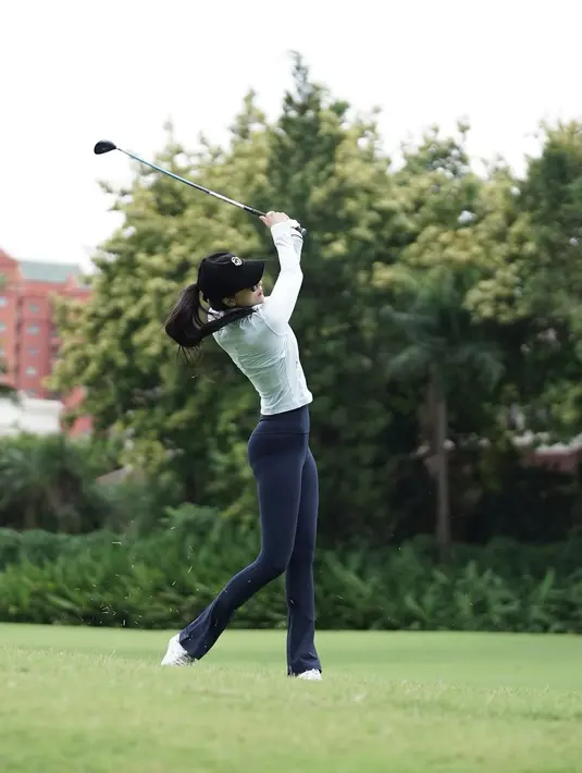 Untuk kamu yang lebih suka tampilan tertutup namun tetap stylish, cobalah padukan long sleeve top dengan long pants.