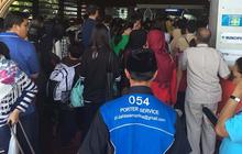Penerbangan masih ditutup,ratusan penumpang datangi Bandara Babullah