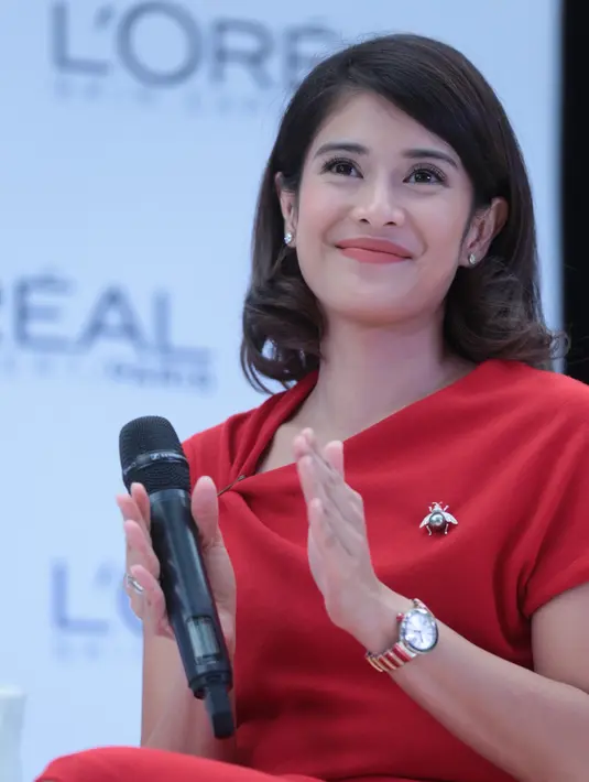 Selain cerdas, Dian Sastrowardoyo juga punya wajah yang cantik. Meski sudah punya dua anak, akan tetapi ia masih terlihat seperti ABG. (Adrian Putra/Bintang.com)