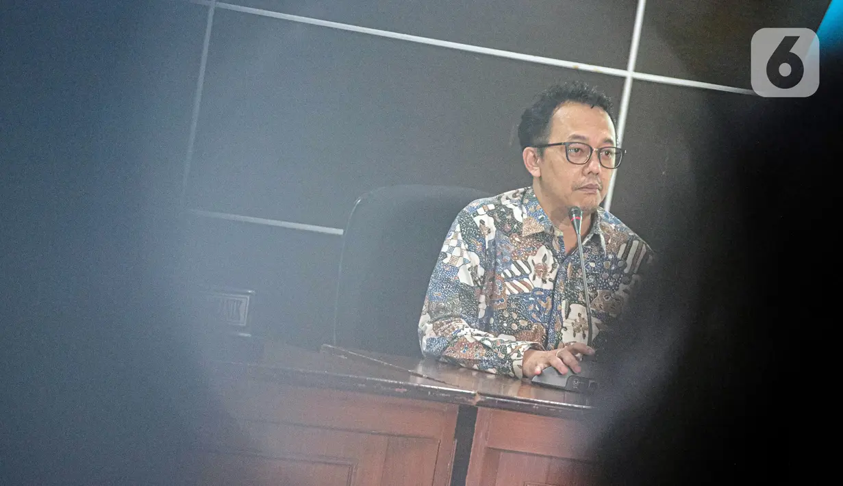 Komisionar Komnas HAM Beka Ulung Hapsara menyampaikan keterangan terkait kesimpulan dari hasil penyelidikan tragedi Kanjuruhan di Gedung Komnas HAM, Jakarta, Rabu (2/11/2022). Dari penyelidikan, Komnas HAM mengatakan pengawas pertandingan atau match commisioner tidak mengetahui kalau penggunaan gas air mata dilarang dalam pengamanan pertandingan bola. (Liputan6.com/Faizal Fanani)
