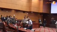 Ketua MK: Perusuh di Ruang Sidang Tak Bermoral!