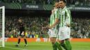 Pemain Real Betis, Antony (kedua kanan) melakukan selebrasi setelah mencetak gol ke gawang Fiorentina yang dijaga oleh David De Gea (kiri) dalam laga leg 1 semifinal Conference League 2024/2025 di Benito Villamarin Stadium, Sevilla, Spanyol, Kamis (01/05/2025) waktu setempat. (AP Photo/Jose Breton)