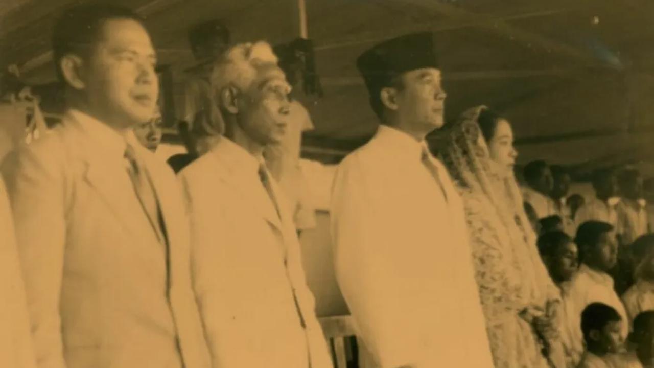 Pada awal kemerdekaan setelah ibukota RI pindah ke Yogyakarta, Sardjito juga ikut membantu dengan membuat pos kesehatan.