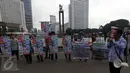 Sejumlah aktivis membawa sejumlah poster saat aksi "Reklamasi Teluk Benoa Bali Harga Mati" di kawasan Car Free Day, Jakarta, Minggu (20/3/2016). Mereka mendukung revitalisasi karena memberi banyak keuntungan kepada warga Bali. (Liputan6.com/Johan Tallo)