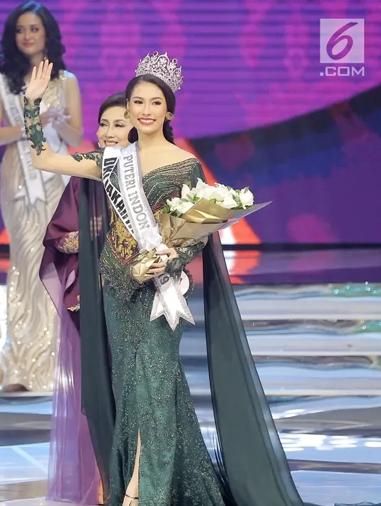 Frederika Alexis Cull melambaikan tangan saat terpilih sebagai Puteri Indonesia 2019 di JCC, Jakarta, Jumat (8/3). Frederika Alexis Cull merupakan perwakilan Puteri Indonesia DKI Jakarta 1. (Fimela.com/Bambang E Ros)