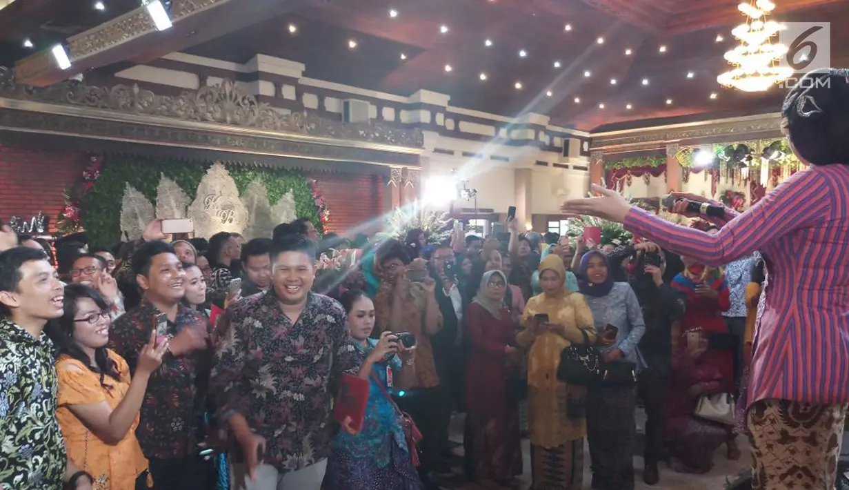 Vicky Shu mengajak tamu undangan menyanyi dan berjoget di acara resepsi pernikahan putri Presiden Jokowi, Kahiyang Ayu dan Bobby Nasution di Gedung Graha Saba Buana, Solo, Rabu (8/11). (Liputan6.com/Luqman Rimadi)