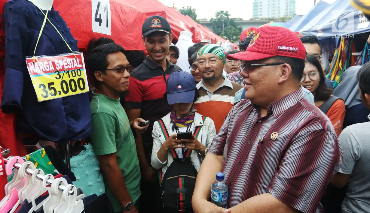 Komisioner Ombudsman Republik Indonesia (ORI), Adrianus Meliala berbincang dengan PKL saat blusukan di Tanah Abang Jakarta, Rabu (17/1). (Liputan6.com/Angga Yuniar)