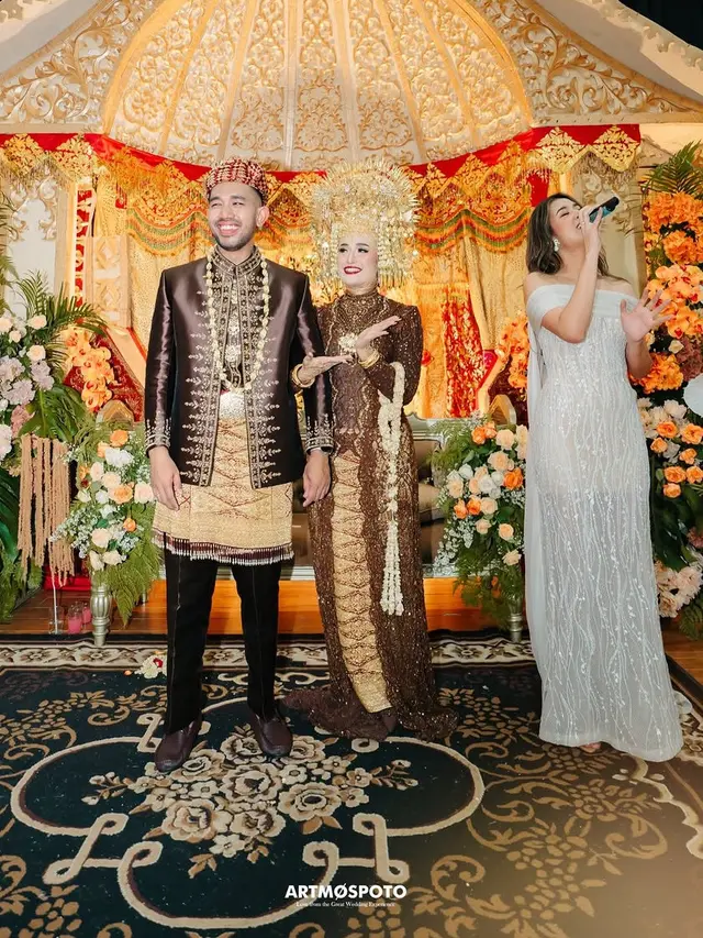 Tampilan totalitas Raisa saat nyanyi di kondangan . [@artmospoto]