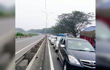 Urai Kemacetan di KM 90 Tol Merak, Kendaraan Diarahkan Masuk Buffer Zone