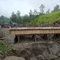 Pembangunan jembatan dalam program TMMD ke-111 di Karangasem Bali, yang menghubungkan dua desa terpencil (Liputan6.com / Dewi Divianta)
