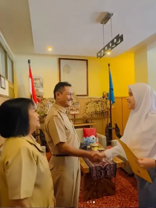 Putri juga mengungkapkan rasa bangganya karena bisa menjadi bagian dari sekolah tersebut. “Putri merasa sangat bersyukur dan terharu. Bangga sekali bisa jadi bagian dari SMM Yogyakarta. Love you @smmyogyakarta,” tulis Putri pada unggahannya. (Liputan6.com/IG/@arianinismaputri)