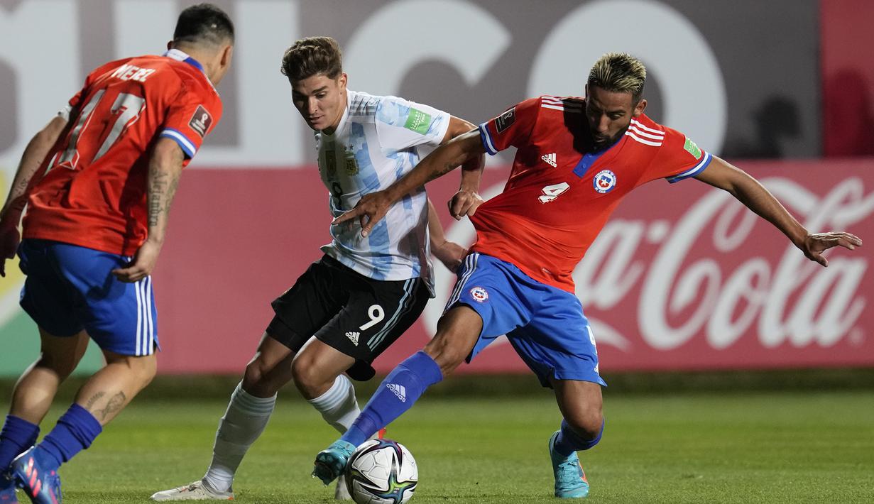 Di awal babak dua pada menit ke-64 Cile memperoleh peluang untuk menyamakan skor. Sayang, Mauricio Isla (kanan) gagal memanfaatkan umpan yang dilepaskan Joaquin Montecinos. (AP/Esteban Felix)