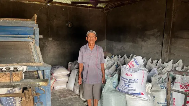 Oming (70), Pemilik Usaha Penggilingan Padi di Jonggol