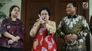Ketua Umum PDIP, Megawati Soekarnoputri (tengah) bersama Ketua Umum Partai Gerindra, Prabowo Subianto (kanan) memberi keterangan terkait pertemuan dan makan siang bersama di kediaman Megawati di Jalan Teuku Umar, Jakarta, Rabu (24/7/2019). (Liputan6.com/Helmi Fithriansyah)