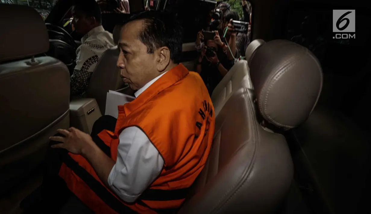 Setya Novanto berada di dalam mobil usai menjalani pemeriksaan di KPK, Jakarta, Jumat (22/12). PT Quadra Solution merupakan perusahaan yang tergabung dalam konsorsium proyek e-KTP yang merugikan keuangan negara Rp 2,3 triliun. (Liputan6.com/Faizal Fanani)