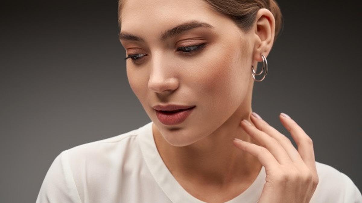 7 Model Anting Hoop Emas Tebal untuk Ibu-Ibu Usia 50-an, Berkarakter dan Mewah