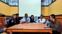 Yayasan Lembaga Bantuan Hukum (YLBH) Sumsel Berkeadilan saat menggelar konferensi pers kasus dugaan penganiayaan yang dialami AR (19), mahasiswa UIN Raden Fatah Palembang Sumsel (Liputan6.com / Nefri Inge)