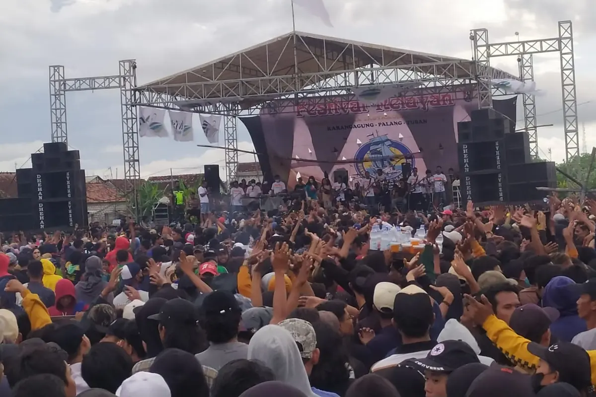 Konser musik dangdut di Tuban dibubarkan usai penonton rusuh. (Adirin/Liputan6.com)