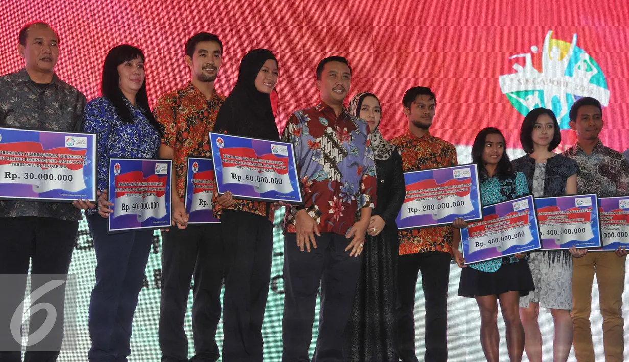Menpora Imam Nahrawi berpose bersama para atlit dan pelatih yang berprestasi di Sea Games ke-28 Singapura 2015 saat acara penyerahan penghargaan di Gedung Kemenpora, Jakarta, Kamis (9/7/2015). (Liputan6.com/Herman Zakharia)