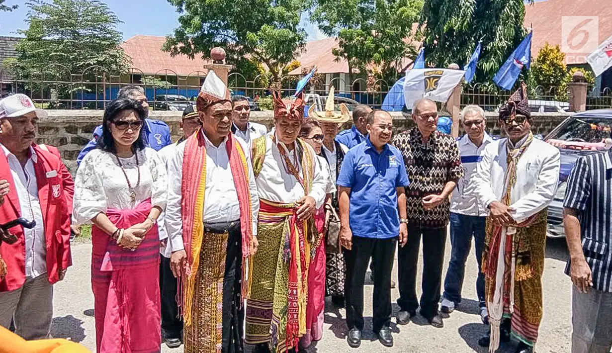 Cagub dan Cawagub NTT Benny K Harman dan Benny Litelnoni disambut masyrakat saat mengikuti Ritual Potong Kerbau, di tanah Sumba Daya Barat, Rabu (7/2). Pasangan ini didukung diusung Partai Demorkat, PKS, dan PKPI. (Liputan6.com/Pool/Dodi)