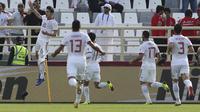 Striker Iran Sardar Azmoun (kiri) merayakan gol ke gawang Vietnam pada laga Grup D Piala Asia 2019 di Al Nahyan Stadium, Abu Dhabi, Sabtu (12/1/2019). (AP Photo/Kamran Jebreili)