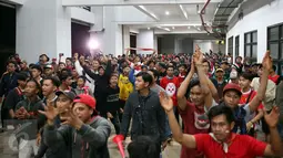 Pendukung Timnas Indonesia memaksa masuk ke dalam tribun saat berlangsungnya leg pertama final Piala AFF 2016 di Stadion Pakansari, Bogor, Rabu (14/12). Kapasitas tribun yang sudah penuh membuat petugas jaga menutup pintu masuk. (Liputan6.com/Johan Tallo)