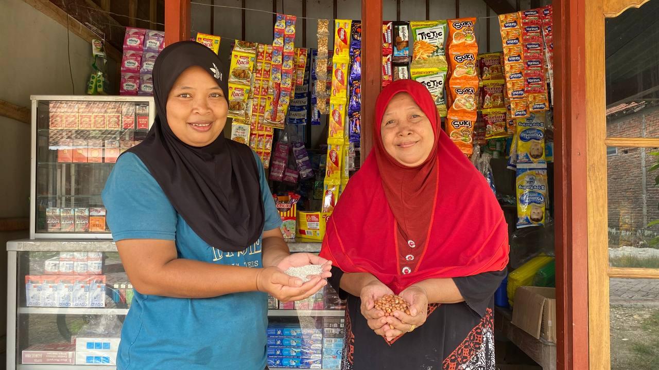 Sarti (kanan) dan Hidayah (kiri), ibu dan anak yang menggeluti bisnis palawija di Desa Sukorejo, Kecamatan Tambakrejo, Kabupaten Bojonegoro