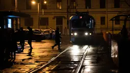 Sebuah trem tiba di halte trem saat pemadaman listrik di Kiev, Ukraina, 6 November 2022. Sekitar 40 persen dari sistem energi Ukraina telah rusak atau hancur oleh serangan Rusia terhadap pembangkit listrik dan saluran listrik. (AP Photo/Andrew Kravchenko)