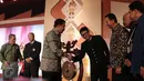 Menpora Imam Nahrawi (kiri) bersalaman dengan Duta Wushu Dunia Jet Li pada pembukaan Kejuaraan Dunia Wushu ke-13 di Jakarta Convention Centre, Jakarta, (13/11/2015). Kejuaraan Dunia Wushu  diikuti 904 atlet dari 74 negara. (Liputan6.com/Angga Yuniar)