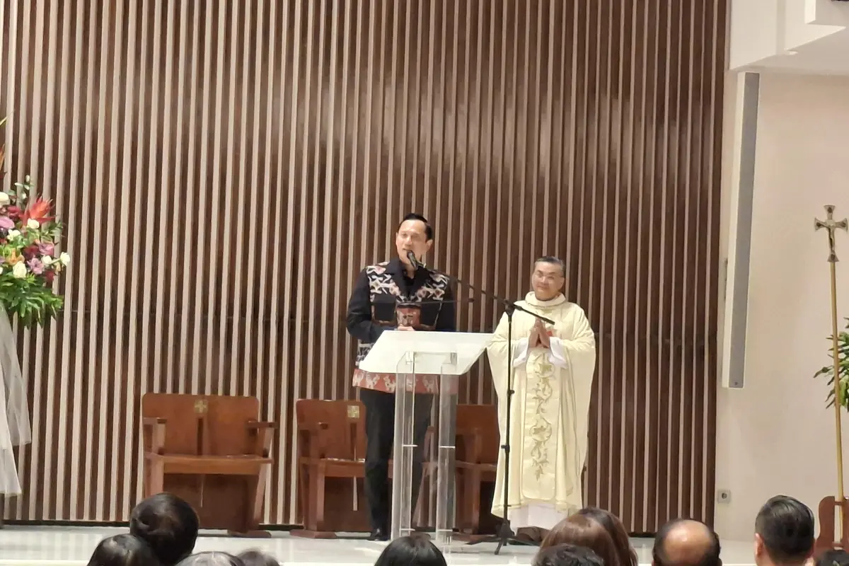 hadiri Misa Perayaan Malam Paskah di Gereja Kalvari Paroki Lubang Buaya