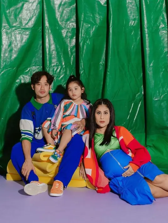 Pada maternity shoot ketiga kali ini terkesan lebih ceria, sebab mengusung tema colorful atau penuh warna. (Instagram/gyaps).