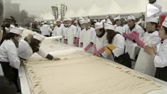 Warga Dangjin, Korea mencetak rekor dengan membuat kue beras sepanjang 5,08 km. Proses pembuatan kue tersebut berlangsung 7 jam dan menghabiskan 5 ton beras.