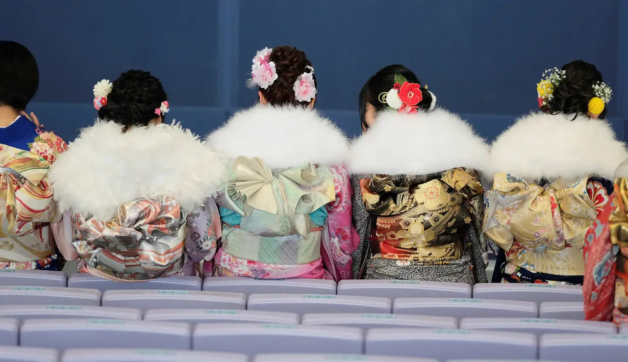 Sejumlah gadis berkumpul mengenakan kimono, pakaian tradisonal Jepang, untuk upacara Coming of Age Day atau Hari Kedewasaan di Tokyo Disneyland, di Urayasu, Senin (13/1/2020). Hari Kedewasaan ini merupakan hari yang penting bagi mereka yang telah menginjak usia 20 tahun. (Kazuhiro NOGI/AFP)