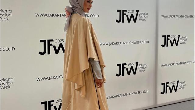 Potet Paula Verhoeven di Jakarta Fashion Week 2025 (credit: https://www.instagram.com/paula_verhoeven/)