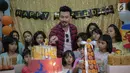Aktor Denny Sumargo memotong kue ditemani anak-anak saat merayakan ulang tahunnya yang ke-37 di Panti Asuhan Dorkas, Jakarta, Kamis (11/10). (Liputan6.com/Faizal Fanani)