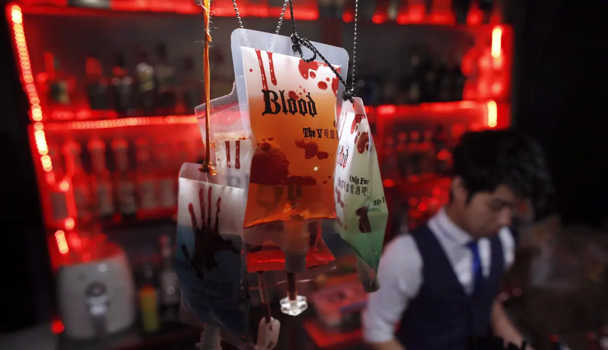 Di bar V, koktail disajikan dalam kantong darah yang terdiri dari empat golongan darah: A, B, AB, dan O, Beijing,  Jumat (28/11/2014). (REUTERS/Kim Kyung-Hoon) 