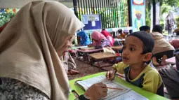 Kegiatan pesantren kilat di Ruang Publik Terpadu Ramah Anak (RPTRA) Malinjo, Jakarta, diadakan sampai dengan tanggal 14 Ramadan. (Liputan6.com/Angga Yuniar)