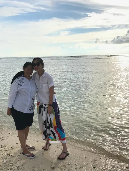 Pantai dan mama, sepertinya menjadi komponen utama Gracia saat liburan. Kali ini, mereka kompak memakai kemeja berwarna putih. Hanya saja Gracia memadukan dengan kain bali, dan sang mama dengan celana hitam. (Instagram/graciaz14)