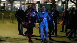 Penonton meninggalkan Stadion HDI Arena, Hanover, Selasa (17/11). Pertandingan persahabatan antara Jerman melawan Belanda di Stadion tersebut dibatalkan beberapa saat menjelang kick off setelah adanya ancaman bom. (REUTERS/Morris Mac Matzen)