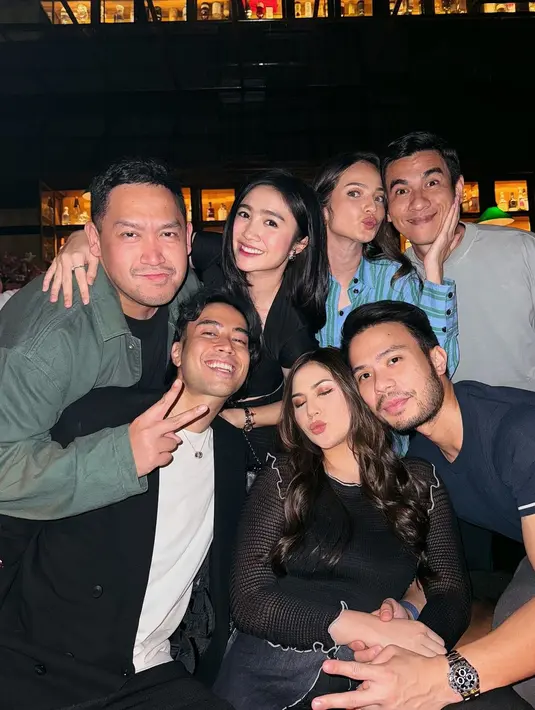 Sama halnya dengan Febby Rastanty yang tampil chic dengan cropped top dan celana panjang yang ama-sama berwarna hitam. [Foto: Instagram/febbyrastanty]