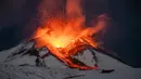 Lava meletus dari gunung berapi Gunung Etna yang tertutup salju, Sisilia, Italia, Sabtu (25/11/2023) dini hari. Gunung berapi paling aktif di Eropa ini masih aktif menyebarkan abu di sekitar daerah berpenduduk padat di lerengnya. (AP Photo/Etnawalk, Giuseppe Di Stefano)
