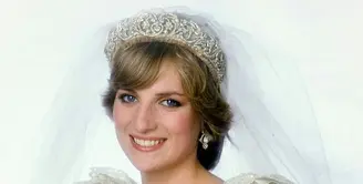 Gaun pengantin Putri Diana saat menikah dengan Pangeran Charles pada Juli 1981, menjadi salah satu busana yang ikonis. Gaun ini memiliki kereta sepanjang 25 kaki, menjadi yang terpanjang dalam sejarah kerajaan. Saat ini, gaun tersebut telah terpajang di Istana. (FOTO: Instagram.com/Princesdianaa).