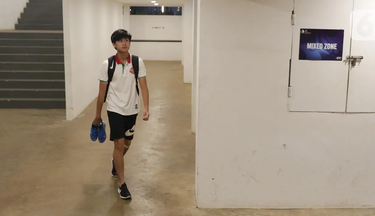 Pemain Timnas Indonesia U-19 meninggalkan area Stadion Madya Gelora Bung Karno, Jakarta, Selasa (5/11/2019). Timnas Indonesia U-19 batal melakukan sesi latihan resmi jelang laga perdana kualifikasi Piala Asia U-19 2020 Grup K karena kondisi cuaca. (Liputan6.com/Helmi Fithriansyah)