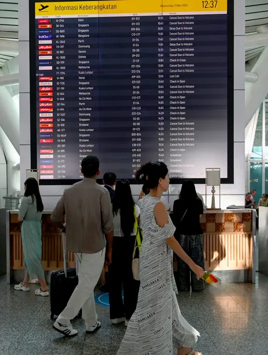 General Manager Bandara I Gusti Ngurah Rai, Ahmad Syaugi Shahab pada Selasa (12/11/2024) menyebutkan ada 22 penerbangan rute internasional dibatalkan sebagai dampak erupsi Gunung Lewotobi Laki-laki, Nusa Tenggara Timur. (SONNY TUMBELAKA/AFP)