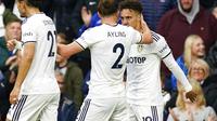 Pemain Leeds United, Rodrigo Moreno disambut rekan-rekannya setelah mencetak gol ke gawang Fulham. (Danny Lawson/PA via AP)