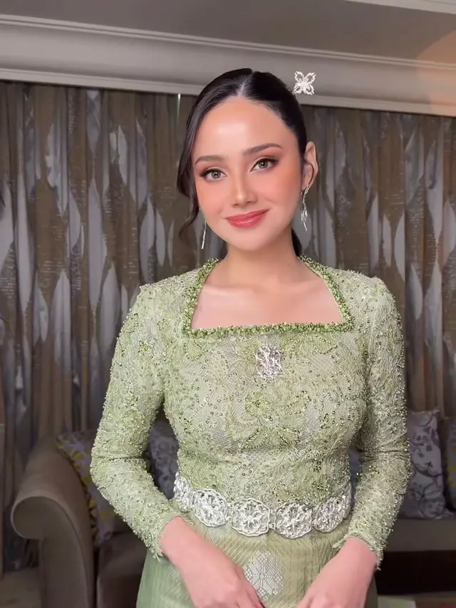 Fresh Flawless dengan Ponytail Sleek, Beauty Look Syifa Hadju di Resepsi Tengku Nadira Dipuji Bak Selena Gomez