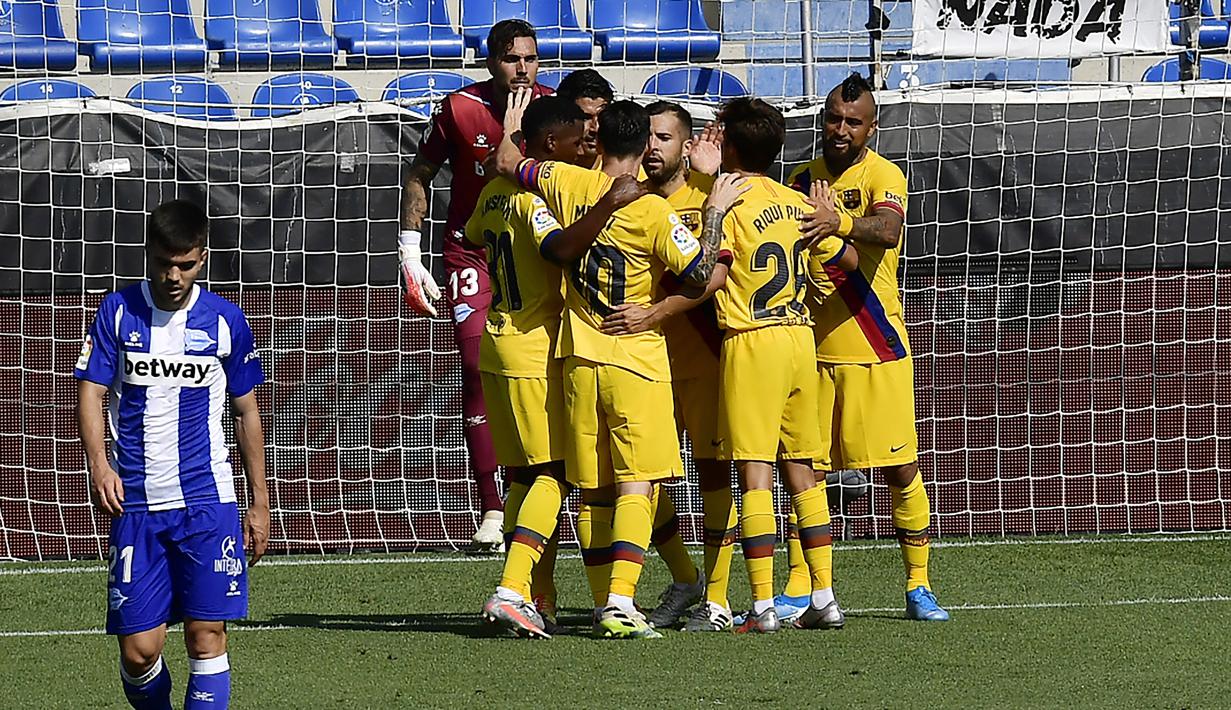 Para pemain Barcelona merayakan gol yang dicetak oleh Luis Suarez ke gawang Alaves pada laga La Liga di Stadion Mendizorroza, Minggu (19/7/2020). Barcelona menang dengan skor 5-0. (AP/Alvaro Barrientos)