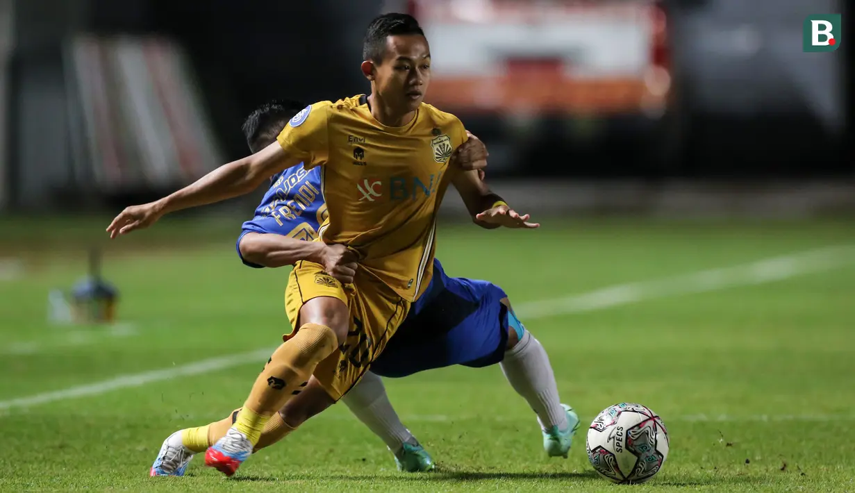 Pertandingan dimulai dengan kedua tim sama-sama mengambil inisiatif melakukan serangan. Pemain Bhayangkara FC, Sani Rizki Fauzi berusaha melewati pemain PSIS Semarang, Frendi Saputra. (Bola.com/Bagaskara Lazuardi)