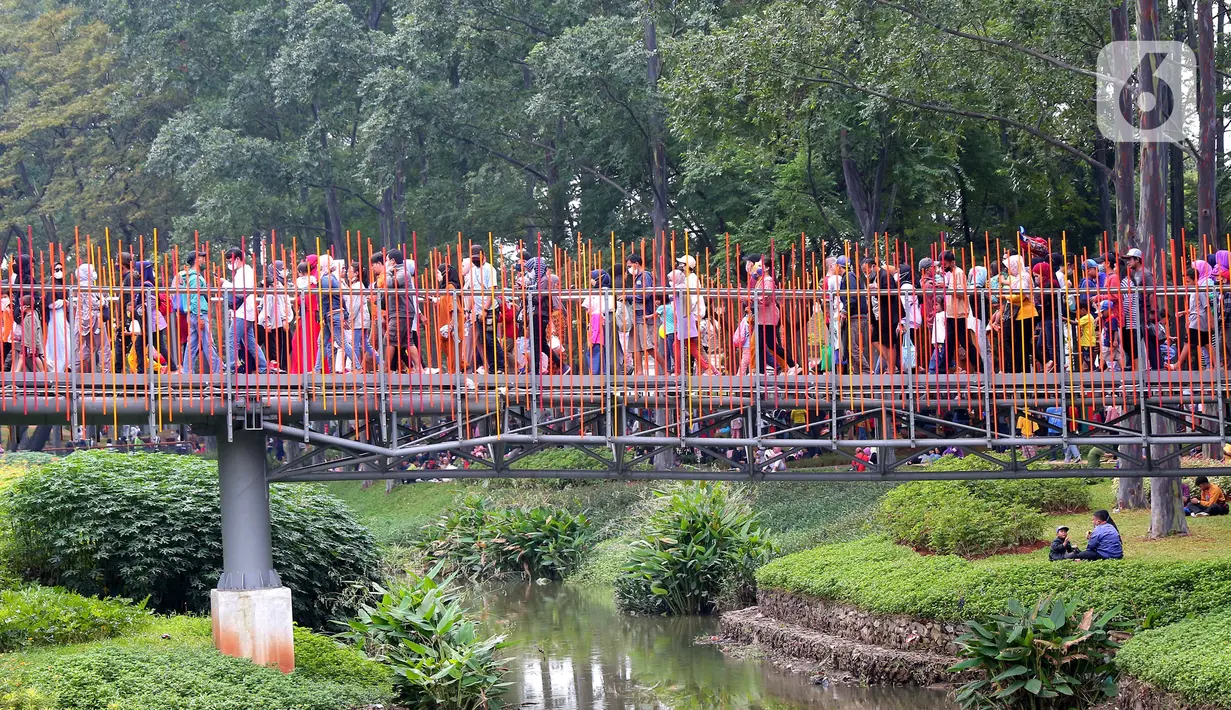 Masyarakat memadati taman bermain Tebet Eco Park di Jakrata Minggu (22/5/2022). Usai Presiden Joko Widodo  memberikan kelonggaran atas penggunaan masker banyak masyarakat mulai memadati area ruang terbuka untuk menghabiskan waktu bersama keluarga di akhir pekan. (Liputan6.com/Angga Yuniar)